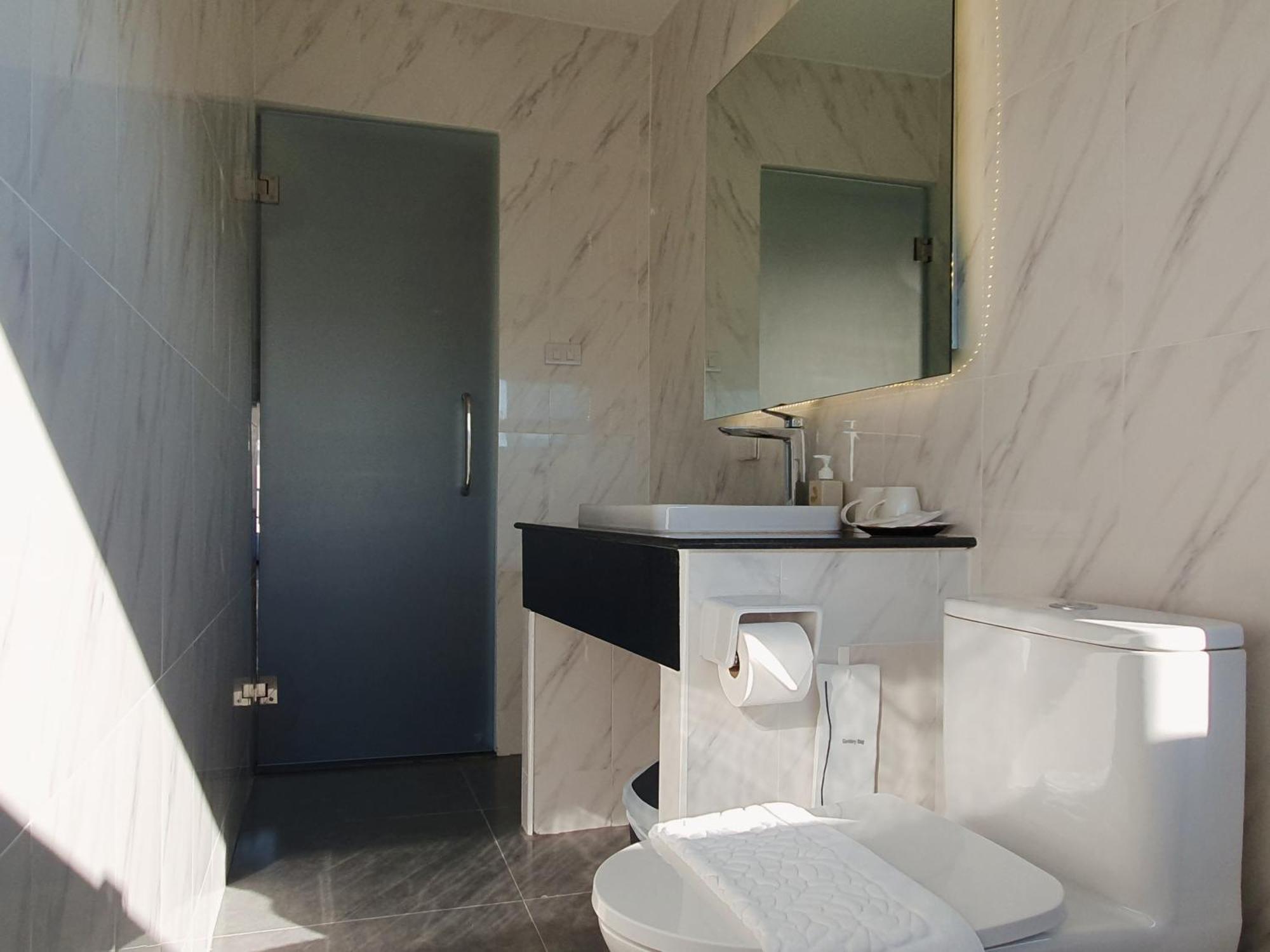 The Sila Suites - Intrawarorot Chiang Mai Exterior photo